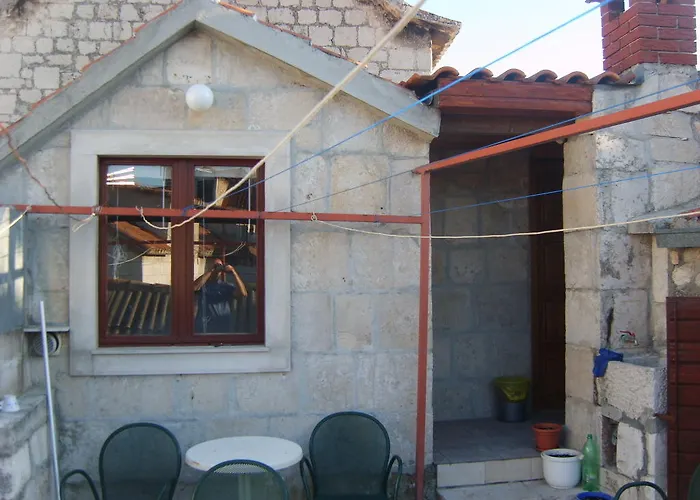 ルームズ ロソ ゲストハウス トロギール