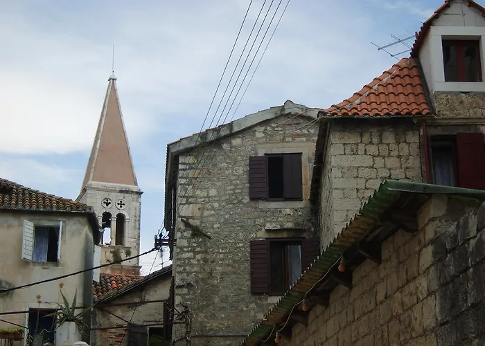 ルームズ ロソ トロギール